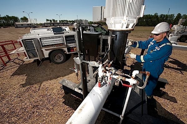 Pembina-pipeline-worker-maintenance-EDIWeekly