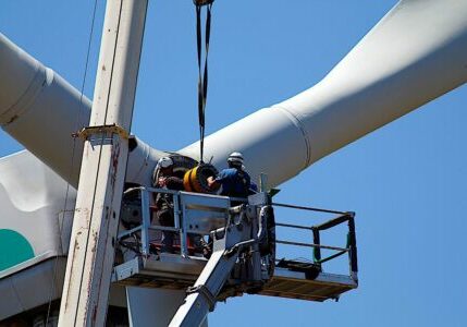 Engineered-Design-Insider-Repairing wind turbine dreamstime_xl_35379016Oil-Gas-Automotive-Aerospace-Industry-Magazine Engineered-Design-Insider-Repairing wind turbine dreamstime_xl_35379016Oil-Gas-Automotive-Aerospace-Industry-Magazine