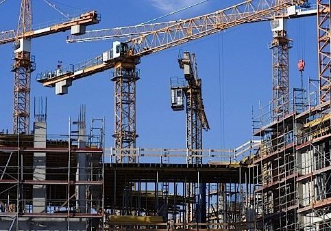 construction-industry-Ontario-GTA-skilled-workers-recruiting-shortages-utilities-infrastructure-EDIWeekly Cranes on a construction site.